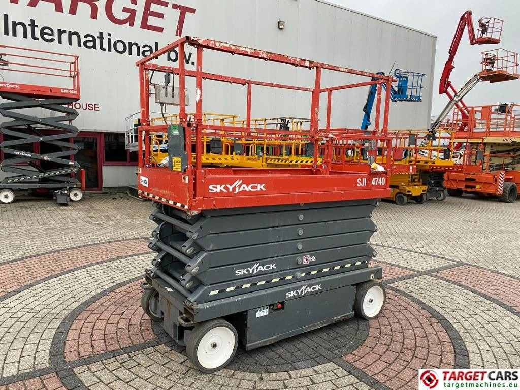 SkyJack SJIII-4740 Electric 4740 Scissor Work Lift 1380cm - Ножничный подъемник: фото 1 SkyJack SJIII-4740 Electric 4740 Scissor Work Lift 1380cm - Ножничный подъемник: фото 1