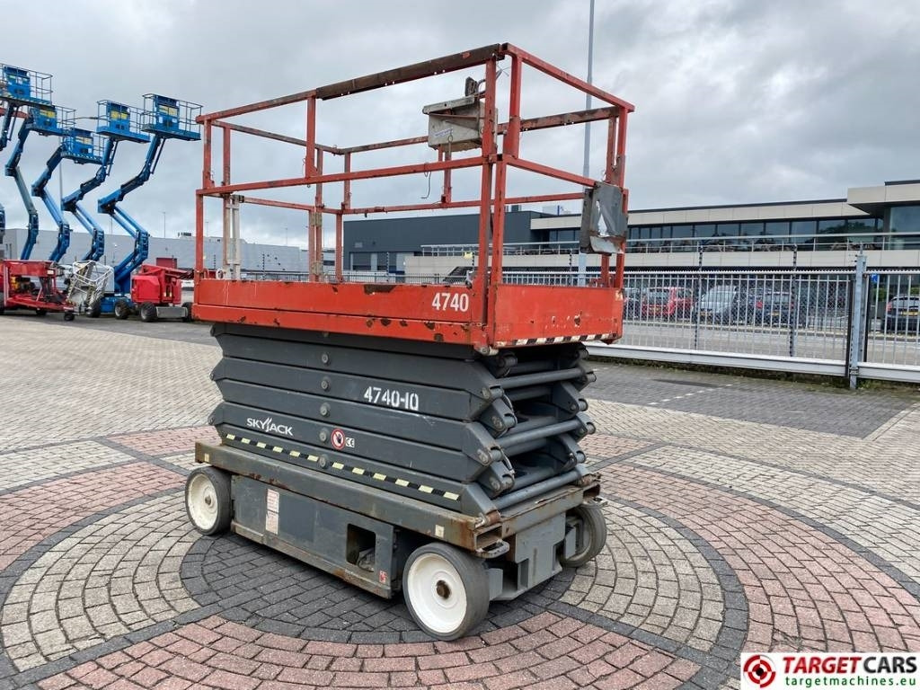 SkyJack SJIII-4740 Electric Scissor 4740 Work Lift 1380cm - Ножничный подъемник: фото 2 SkyJack SJIII-4740 Electric Scissor 4740 Work Lift 1380cm - Ножничный подъемник: фото 2