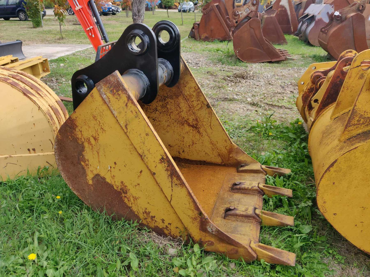 Varie 1000 MM benna da 1000 mm con denti. Attacco adattabile CAT 323B e VOLVO EC220 - Ковш для экскаватора: фото 2 Varie 1000 MM benna da 1000 mm con denti. Attacco adattabile CAT 323B e VOLVO EC220 - Ковш для экскаватора: фото 2