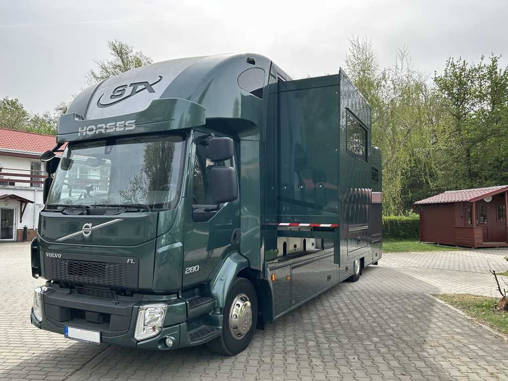 Volvo STX FL, 6 PEOPLE, 5 HORSES, CAMERA, 2X TAIL LIFT - Коневоз: фото 1 Volvo STX FL, 6 PEOPLE, 5 HORSES, CAMERA, 2X TAIL LIFT - Коневоз: фото 1