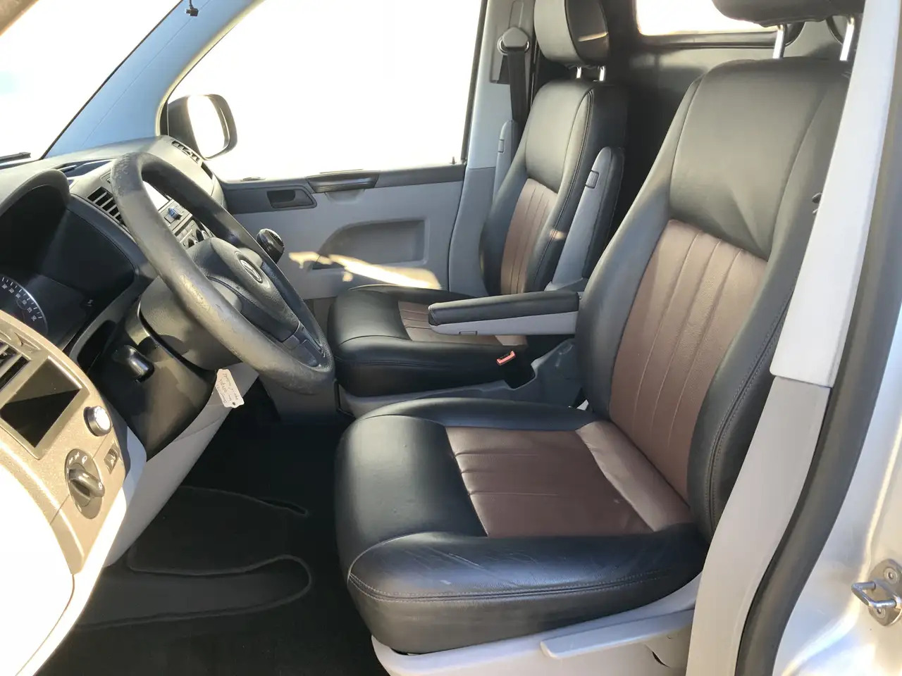 Volkswagen T5 Transporter 2.0 L1H2 Benzine Airco Navi Dub Schuifdeuren Leer - Цельнометаллический фургон: фото 4 Volkswagen T5 Transporter 2.0 L1H2 Benzine Airco Navi Dub Schuifdeuren Leer - Цельнометаллический фургон: фото 4