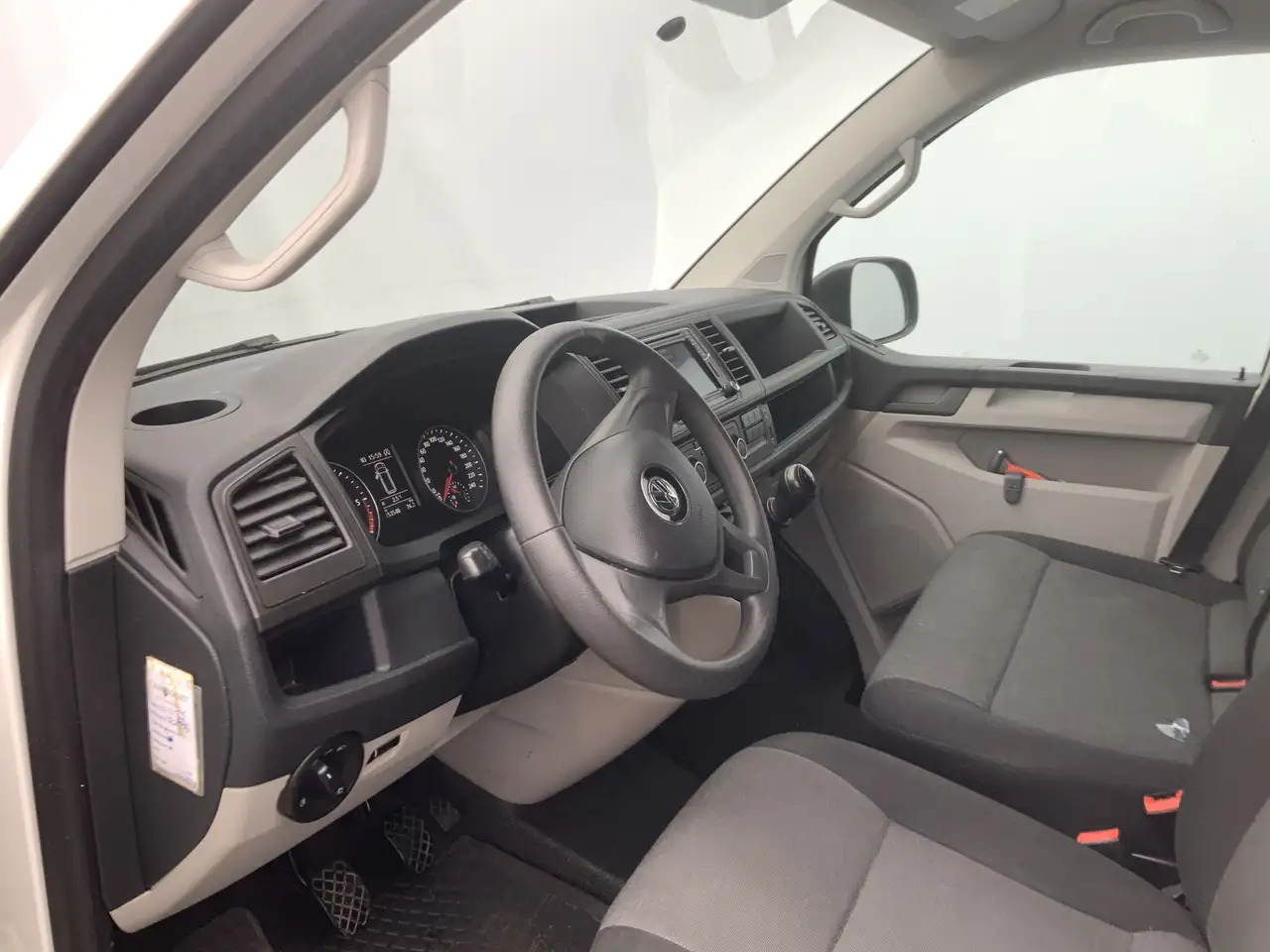Volkswagen T6 Transporter 2.0 TDI L2H1 Airco Navi 3 Zits Alu Velg Euro 6 - Цельнометаллический фургон: фото 5 Volkswagen T6 Transporter 2.0 TDI L2H1 Airco Navi 3 Zits Alu Velg Euro 6 - Цельнометаллический фургон: фото 5