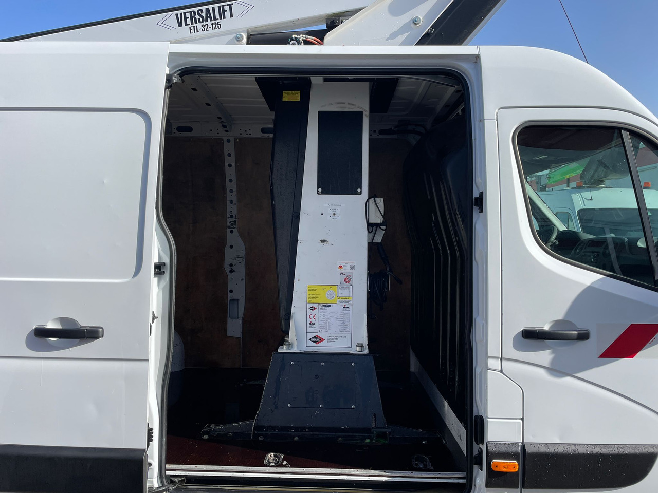 Грузовик с подъемником Renault Master Hubarbeitsbühne Time Versalift ETL-32-125: фото 7 Грузовик с подъемником Renault Master Hubarbeitsbühne Time Versalift ETL-32-125: фото 7
