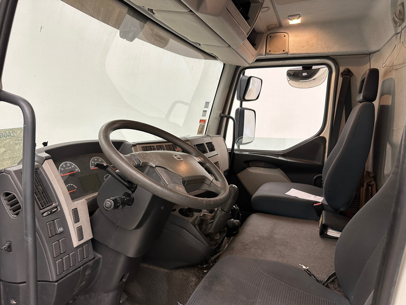Фото интерьера 1: Грузовик с закрытым кузовом Volvo FL 240