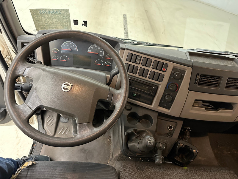 Фото интерьера 2: Грузовик с закрытым кузовом Volvo FL 240
