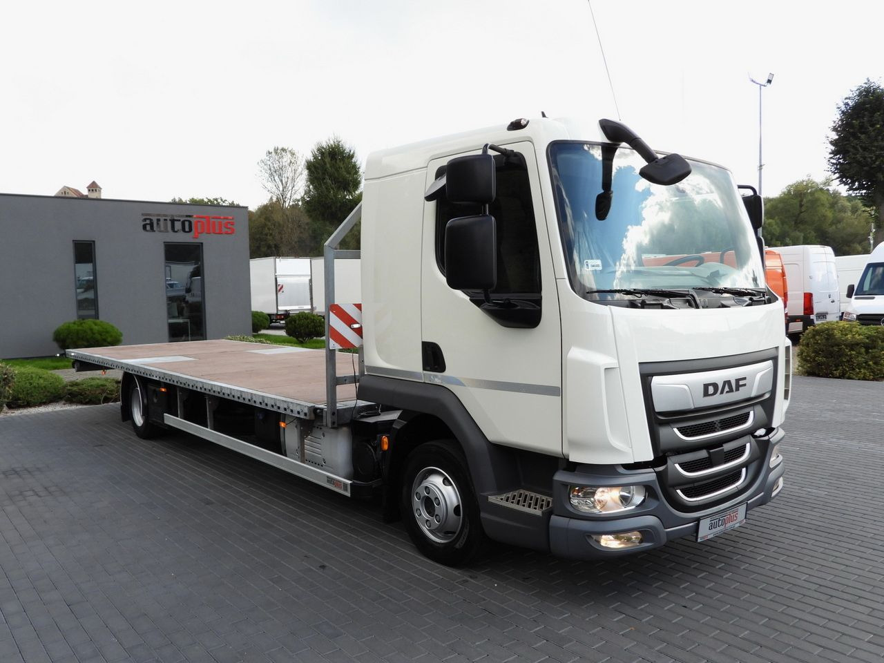 DAF LF 230 CONTAINER CARRIER PLATFORM + TRAILER WEBASTO CRUISE CONTROL LED LIGHTS PNEUMATICS AUTOMATIC TRANSMISSION TWIN WHEELS AIR CONDITIONING 230HP - Грузовик бортовой/ Платформа: фото 4 DAF LF 230 CONTAINER CARRIER PLATFORM + TRAILER WEBASTO CRUISE CONTROL LED LIGHTS PNEUMATICS AUTOMATIC TRANSMISSION TWIN WHEELS AIR CONDITIONING 230HP - Грузовик бортовой/ Платформа: фото 4