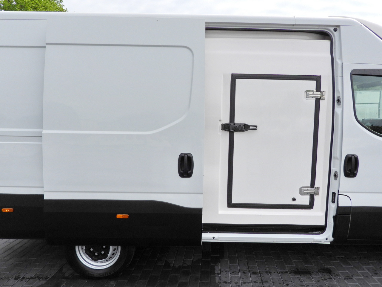 Фургон-рефрижератор IVECO DAILY 35S14 REFRIGERATOR VAN -10*C POWER SUPPLY 230V CRUISE CONTROL AUTOMATIC TRANSMISSION HI-MATIC AIR CONDITIONING  140HP: фото 24