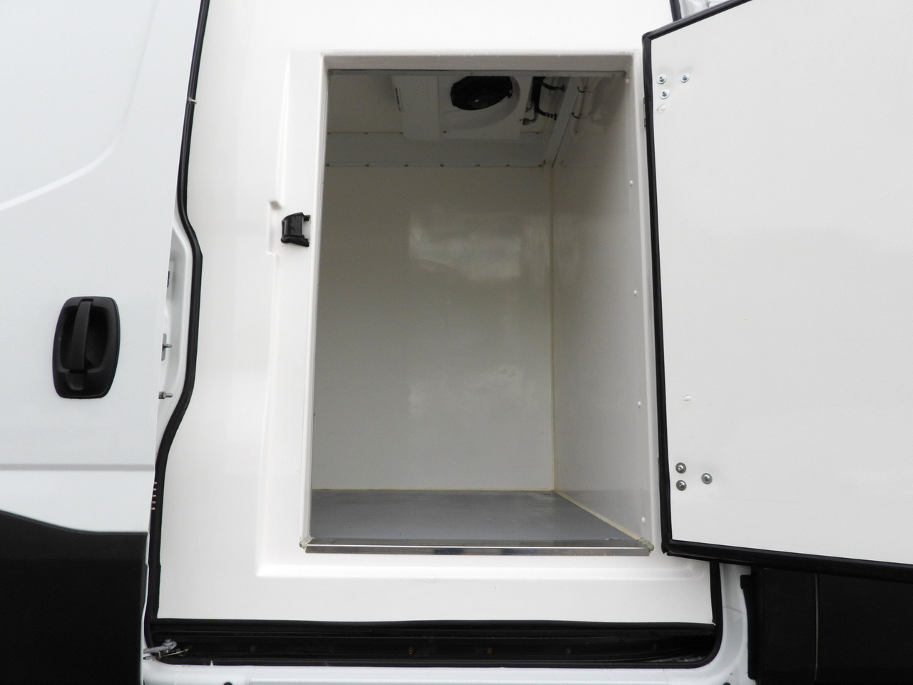 Фургон-рефрижератор IVECO DAILY 35S14 REFRIGERATOR VAN -10*C POWER SUPPLY 230V CRUISE CONTROL AUTOMATIC TRANSMISSION HI-MATIC AIR CONDITIONING  140HP: фото 29