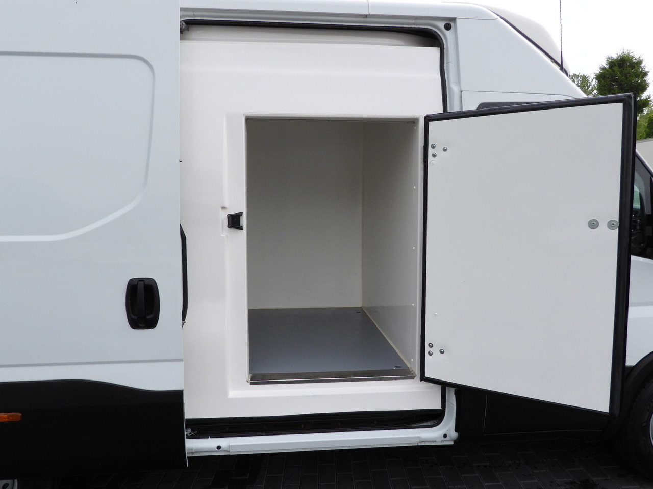 Фургон-рефрижератор IVECO DAILY 35S14 REFRIGERATOR VAN -10*C POWER SUPPLY 230V CRUISE CONTROL AUTOMATIC TRANSMISSION HI-MATIC AIR CONDITIONING  140HP: фото 25