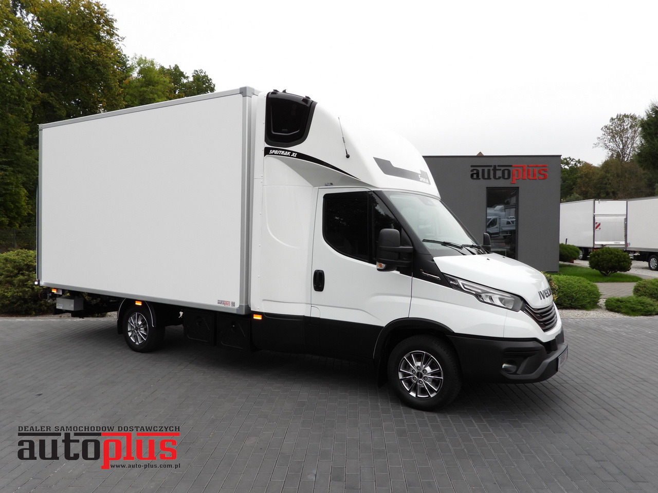 IVECO DAILY 35S18 BOX HI-MATIC LIFT 8 PALLETS CRUISE CONTROL NAVIGATION LED LIGHTS PNEUMATICS AUTOMATIC TRANSMISSION HI-MATIC AIR CONDITIONING 180HP - Фургон с закрытым кузовом: фото 1 IVECO DAILY 35S18 BOX HI-MATIC LIFT 8 PALLETS CRUISE CONTROL NAVIGATION LED LIGHTS PNEUMATICS AUTOMATIC TRANSMISSION HI-MATIC AIR CONDITIONING 180HP - Фургон с закрытым кузовом: фото 1