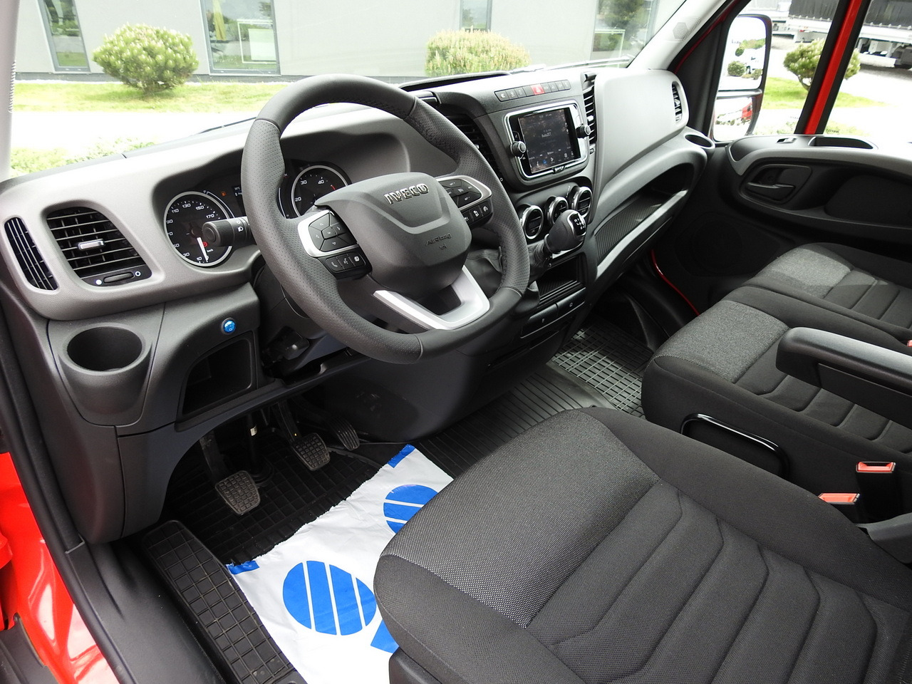 IVECO DAILY 35S18 NEW BOX 10 PALLETS CRUISE CONTROL NAVIGATION AIR CONDITIONING LED LIGHTS GUARANTEE 180HP - Фургон с закрытым кузовом: фото 2 IVECO DAILY 35S18 NEW BOX 10 PALLETS CRUISE CONTROL NAVIGATION AIR CONDITIONING LED LIGHTS GUARANTEE 180HP - Фургон с закрытым кузовом: фото 2