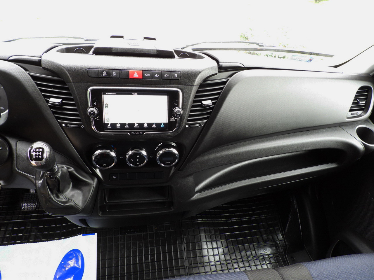 Тентованный фургон IVECO DAILY 35S18 TARPAULIN 10 PALLETS WEBASTO CRUISE CONTROL NAVIGATION LED LIGHTS AIR CONDITIONING  180HP: фото 35