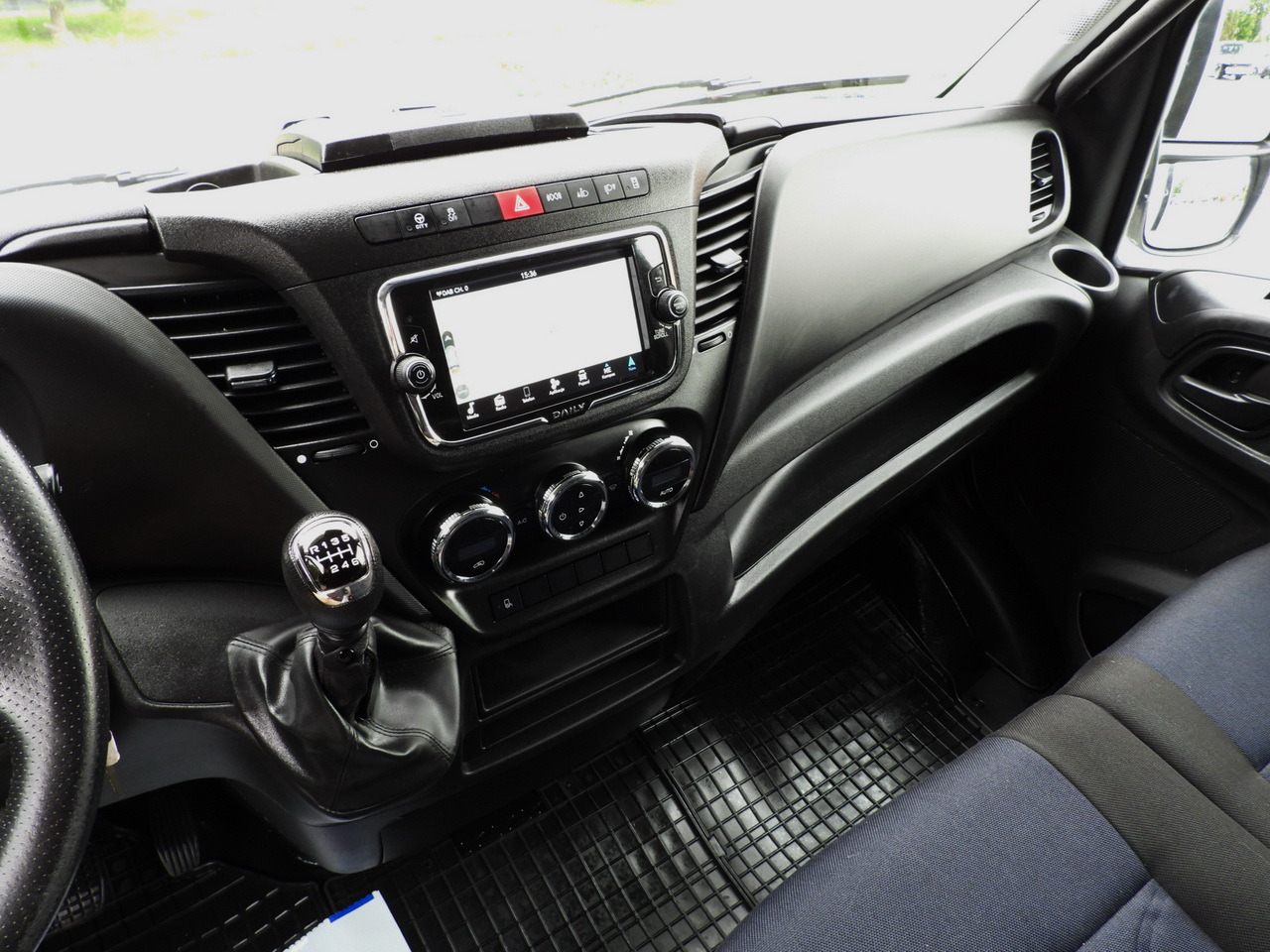 Тентованный фургон IVECO DAILY 35S18 TARPAULIN 10 PALLETS WEBASTO CRUISE CONTROL NAVIGATION LED LIGHTS AIR CONDITIONING  180HP: фото 43