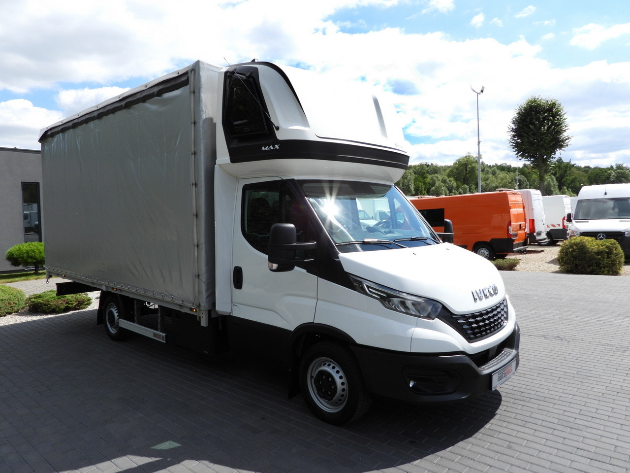 IVECO DAILY 35S18 TARPAULIN 10 PALLETS WEBASTO CRUISE CONTROL NAVIGATION LED LIGHTS AIR CONDITIONING 180HP - Тентованный фургон: фото 4 IVECO DAILY 35S18 TARPAULIN 10 PALLETS WEBASTO CRUISE CONTROL NAVIGATION LED LIGHTS AIR CONDITIONING 180HP - Тентованный фургон: фото 4