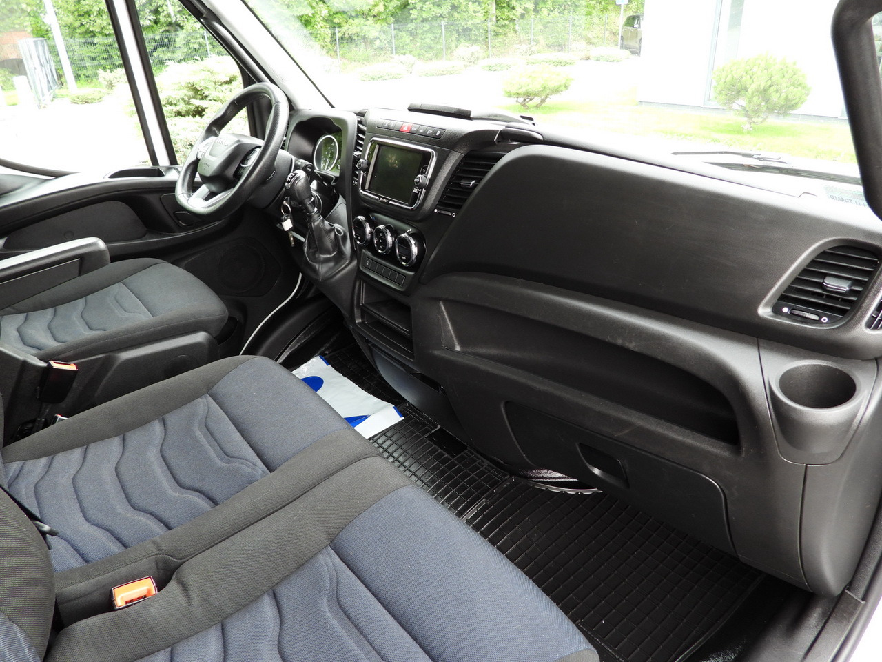 Тентованный фургон IVECO DAILY 35S18 TARPAULIN 10 PALLETS WEBASTO CRUISE CONTROL NAVIGATION LED LIGHTS AIR CONDITIONING  180HP: фото 45