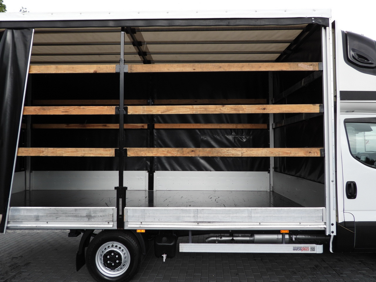 Тентованный фургон IVECO DAILY 35S18 TARPAULIN 10 PALLETS WEBASTO CRUISE CONTROL NAVIGATION LED LIGHTS AIR CONDITIONING  180HP: фото 26