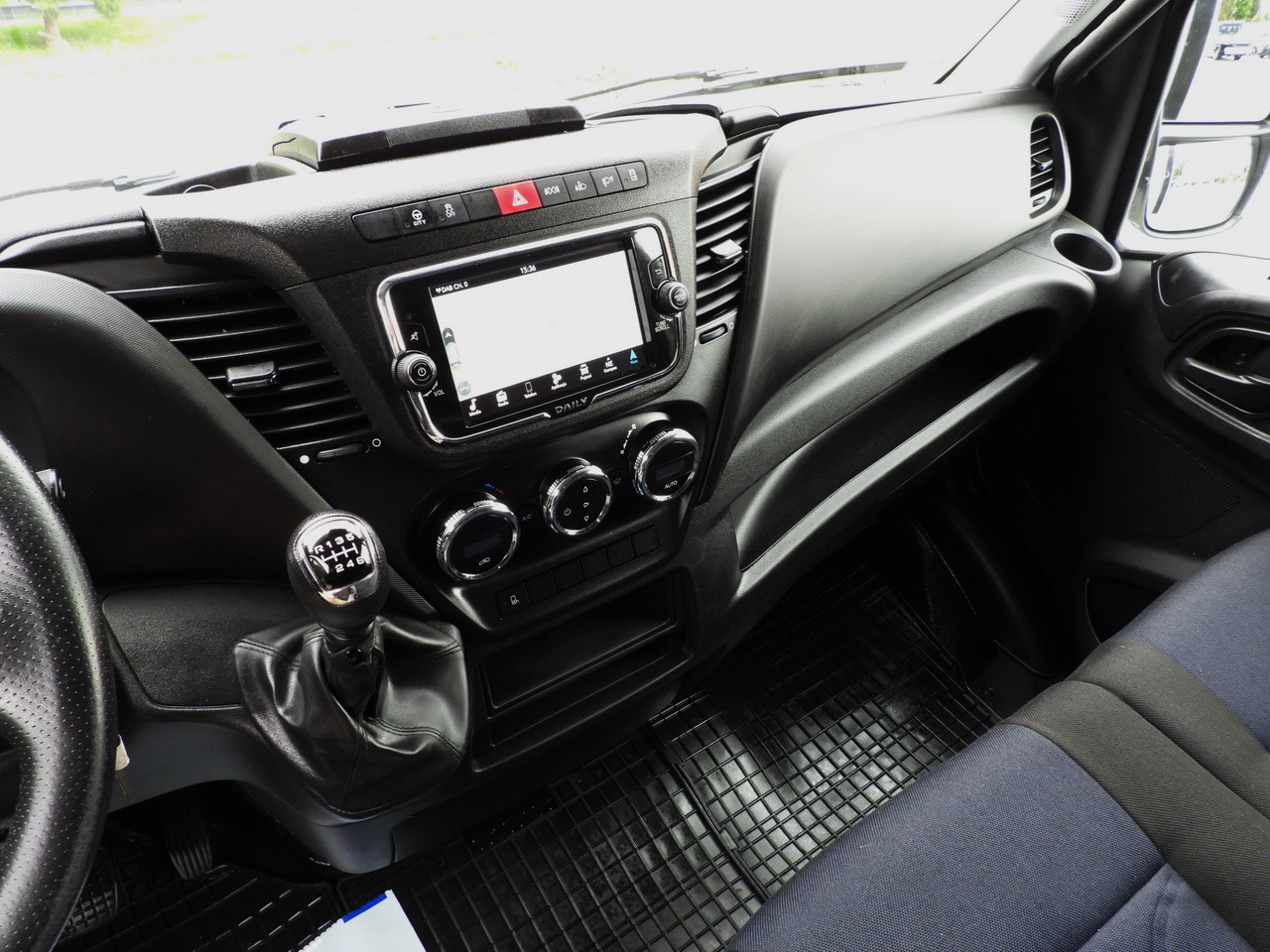 Тентованный фургон IVECO DAILY 35S18 TARPAULIN 10 PALLETS WEBASTO CRUISE CONTROL NAVIGATION LED LIGHTS AIR CONDITIONING  180HP: фото 36