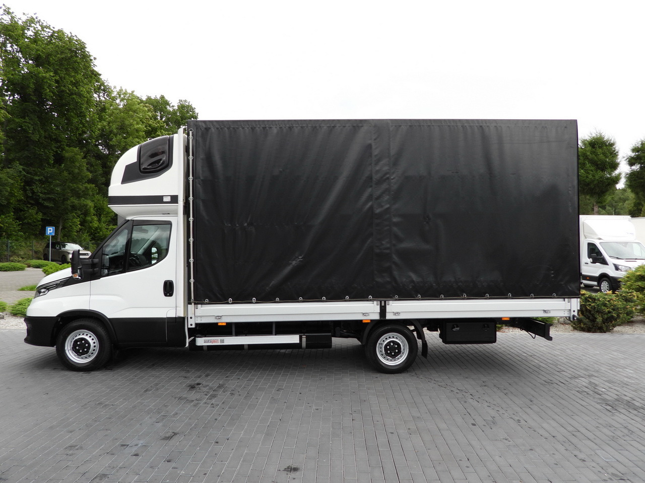 Тентованный фургон IVECO DAILY 35S18 TARPAULIN 10 PALLETS WEBASTO CRUISE CONTROL NAVIGATION LED LIGHTS AIR CONDITIONING  180HP: фото 9