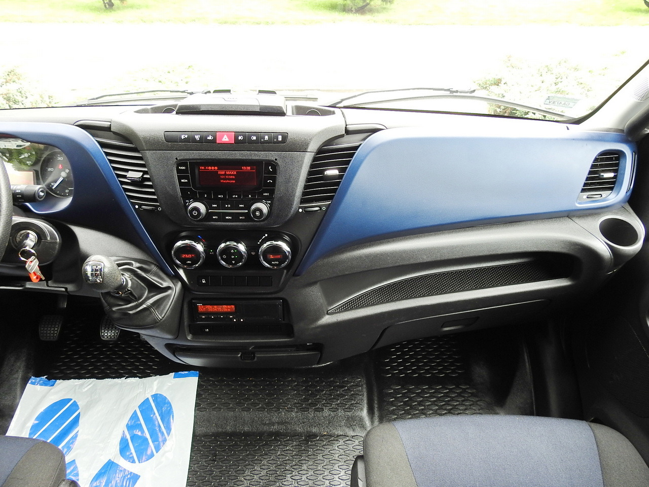 Тентованный грузовик IVECO DAILY 70C18 TARPAULIN LIFT 12 PALLETS WEBASTO CRUISE CONTROL TWIN WHEELS AIR CONDITIONING  180HP: фото 37