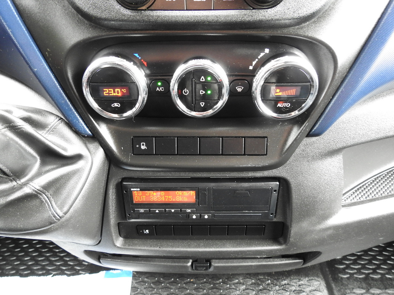 Тентованный грузовик IVECO DAILY 70C18 TARPAULIN LIFT 12 PALLETS WEBASTO CRUISE CONTROL TWIN WHEELS AIR CONDITIONING  180HP: фото 40