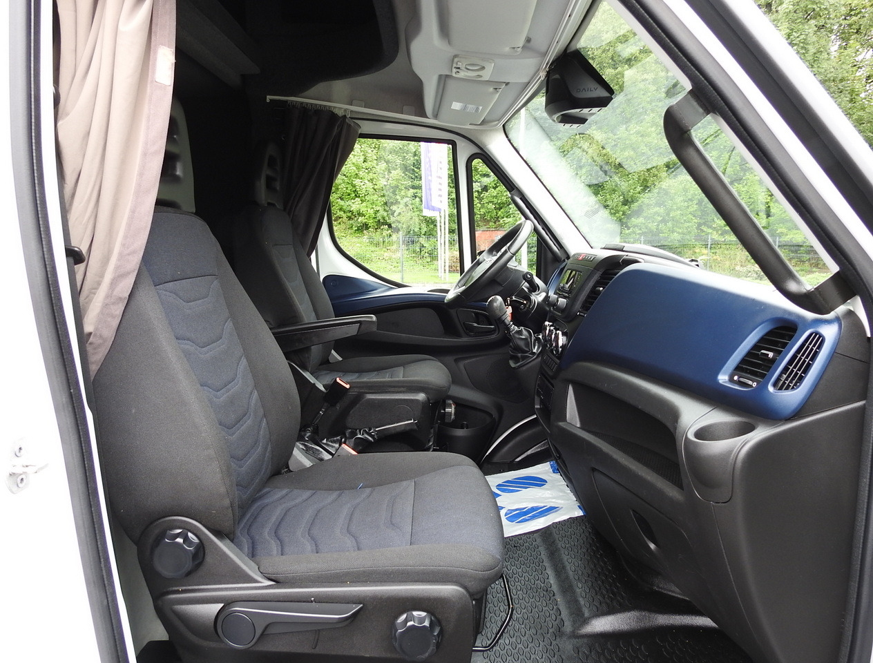 Тентованный грузовик IVECO DAILY 70C18 TARPAULIN LIFT 12 PALLETS WEBASTO CRUISE CONTROL TWIN WHEELS AIR CONDITIONING  180HP: фото 42
