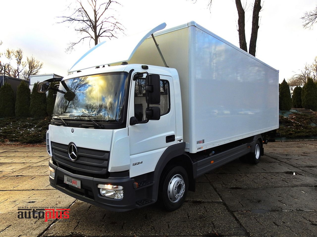 MERCEDES ATEGO 12.24 BOX LIFT 18 PALLETS CRUISE CONTROL AUTOMATIC TRANSMISSION TWIN WHEELS AIR CONDITIONING 240HP - Грузовик с закрытым кузовом: фото 1 MERCEDES ATEGO 12.24 BOX LIFT 18 PALLETS CRUISE CONTROL AUTOMATIC TRANSMISSION TWIN WHEELS AIR CONDITIONING 240HP - Грузовик с закрытым кузовом: фото 1
