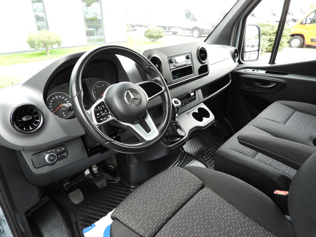 MERCEDES SPRINTER 315 STAKE BODY 8 PALLETS CRUISE CONTROL AIR CONDITIONING 150HP - Малотоннажный бортовой грузовик: фото 2 MERCEDES SPRINTER 315 STAKE BODY 8 PALLETS CRUISE CONTROL AIR CONDITIONING 150HP - Малотоннажный бортовой грузовик: фото 2