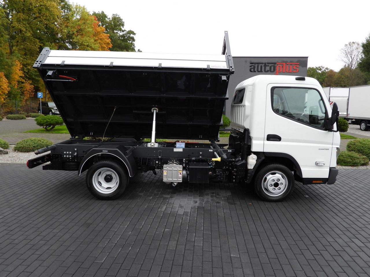 Малотоннажный самосвал MITSUBISHI CANTER FUSO 3C15 THREE-WAY TIPPER 3 SEATS LED LIGHTS TWIN WHEELS  150HP: фото 9