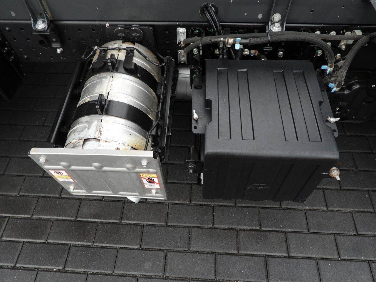 Малотоннажный самосвал MITSUBISHI CANTER FUSO 3C15 THREE-WAY TIPPER 3 SEATS LED LIGHTS TWIN WHEELS  150HP: фото 33