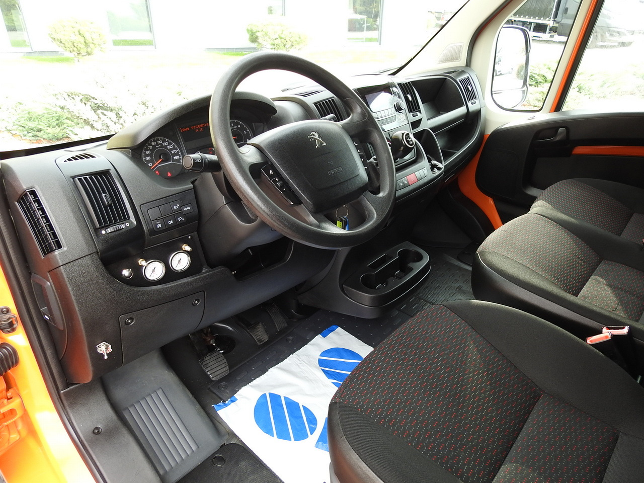 PEUGEOT BOXER STAKE BODY TARPAULIN DOUBLE CABIN DOKA 7 SEATS AIR CONDITIONING PNEUMATICS 140HP - Малотоннажный бортовой грузовик: фото 2 PEUGEOT BOXER STAKE BODY TARPAULIN DOUBLE CABIN DOKA 7 SEATS AIR CONDITIONING PNEUMATICS 140HP - Малотоннажный бортовой грузовик: фото 2