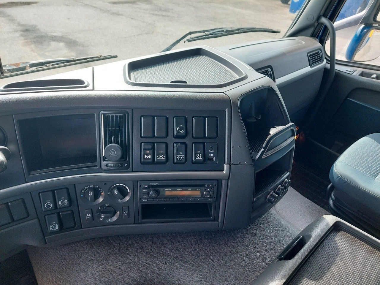 Тентованный грузовик Volvo FM13 420 42R 4x2 BL Edscha: фото 18