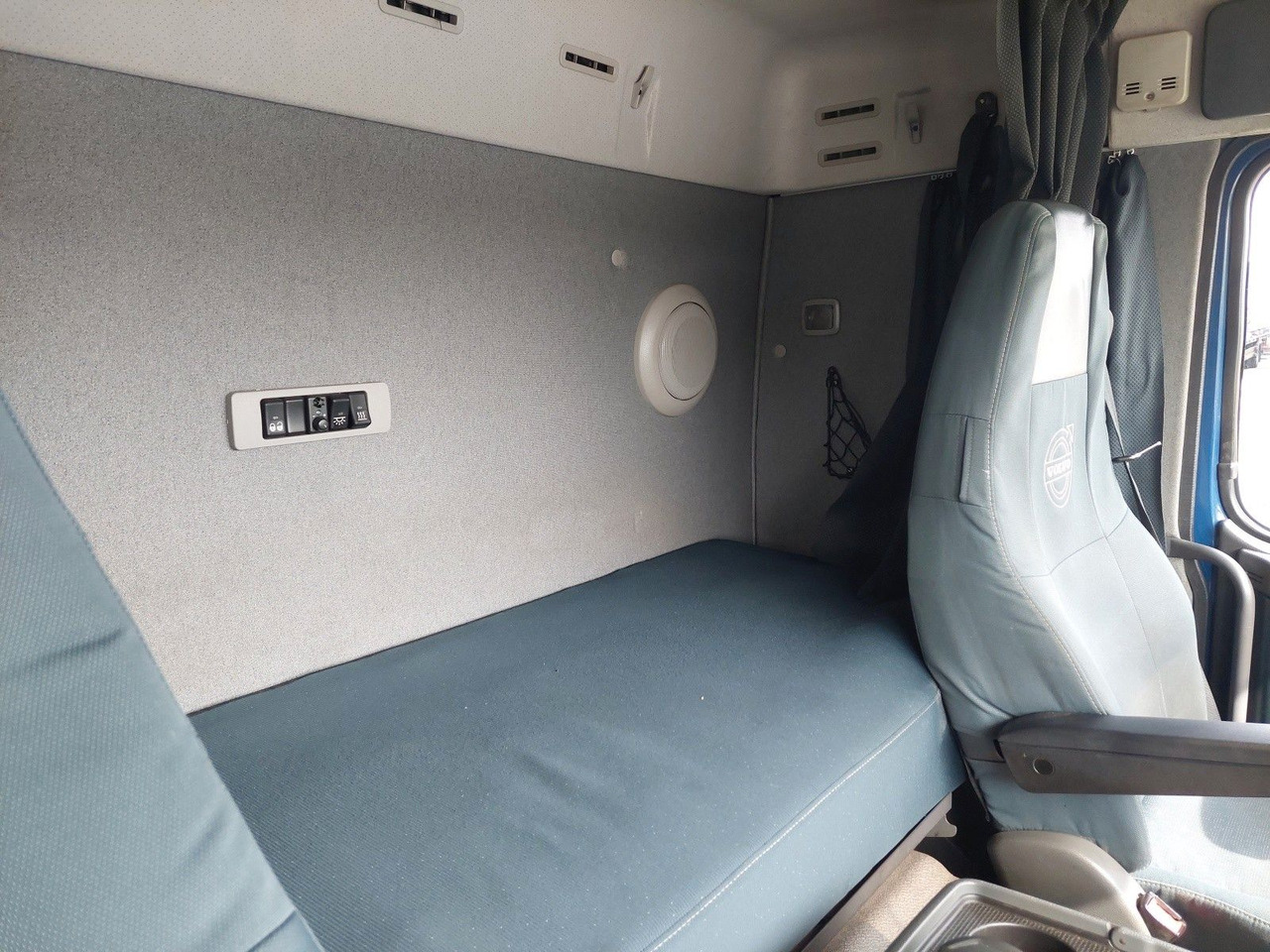 Тентованный грузовик Volvo FM13 420 42R 4x2 BL Edscha: фото 16