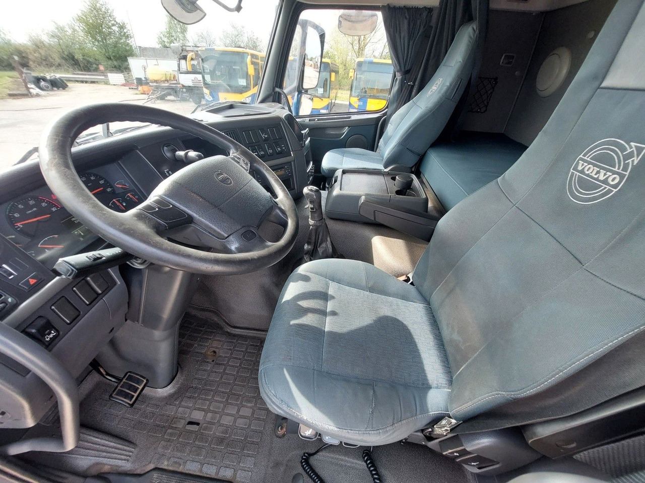 Тентованный грузовик Volvo FM13 420 42R 4x2 BL Edscha: фото 17