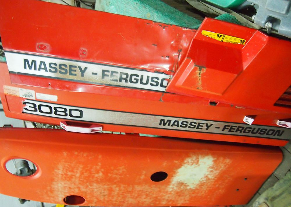 Części do Ciągnika Massey Ferguson MF 3000 Maska, osłona silnika MF 3000 - Двигатель и запчасти для Сельскохозяйственной техники: фото 1 Części do Ciągnika Massey Ferguson MF 3000 Maska, osłona silnika MF 3000 - Двигатель и запчасти для Сельскохозяйственной техники: фото 1