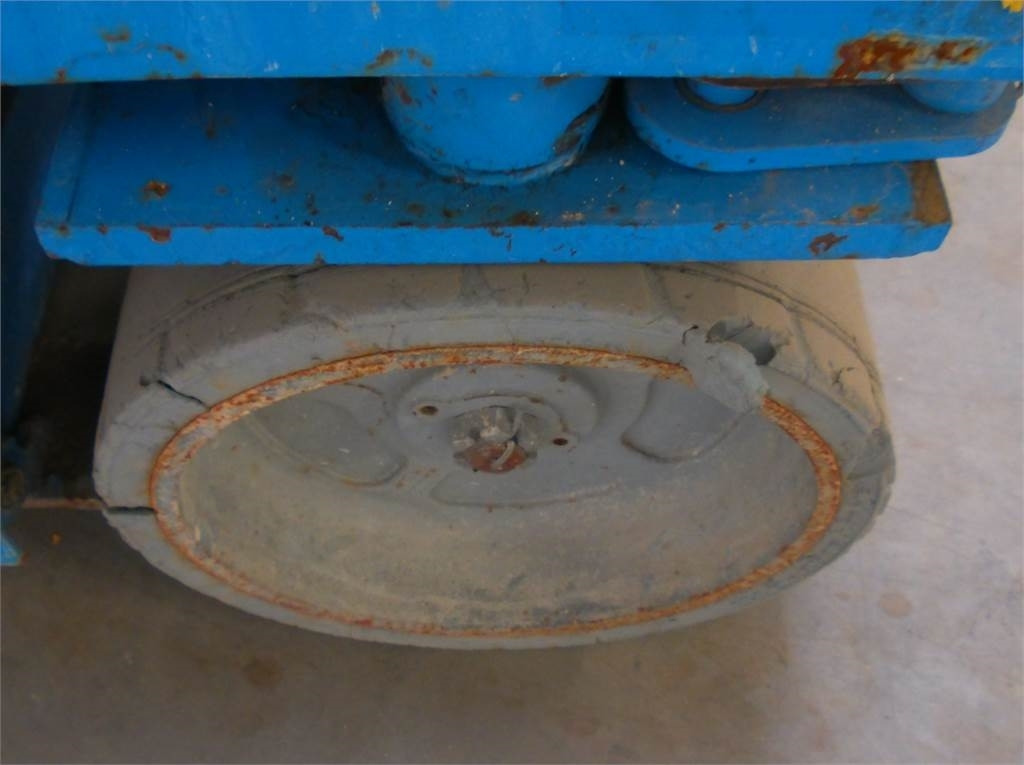 Ножничный подъемник Genie GS2032: фото 13 Ножничный подъемник Genie GS2032: фото 13