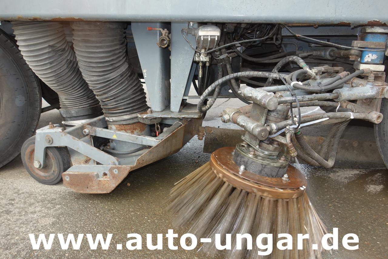 Aebi MFH 5000 Kehrmaschine Baujahr 2004 4-Rad Lenkung Wildkrautbesen - Подметально-уборочная машина: фото 5 Aebi MFH 5000 Kehrmaschine Baujahr 2004 4-Rad Lenkung Wildkrautbesen - Подметально-уборочная машина: фото 5