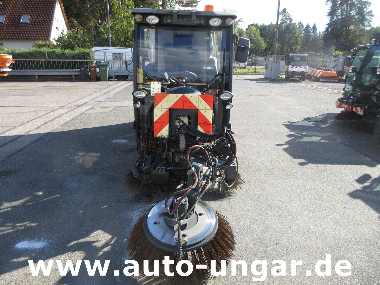 Hako CM 1600 Kehrmaschine 4x4 Baujahr 2018 3 Besen MOTORSCHADEN - Подметально-уборочная машина: фото 2 Hako CM 1600 Kehrmaschine 4x4 Baujahr 2018 3 Besen MOTORSCHADEN - Подметально-уборочная машина: фото 2