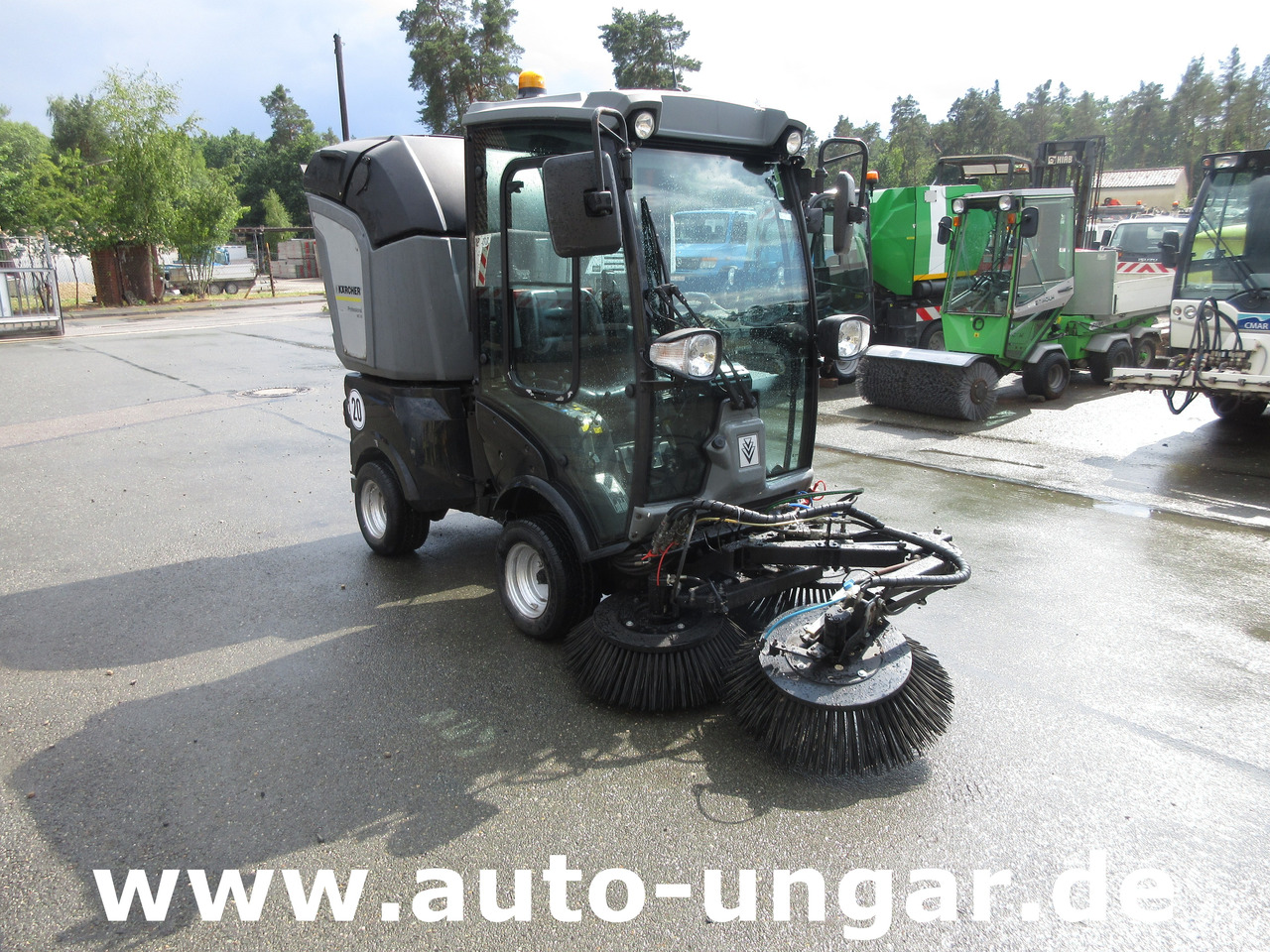KÄRCHER MC 50 Advanced MIC 50 Professional Kleinkehrmaschine 4x4 Geräteträger - Подметально-уборочная машина: фото 1 KÄRCHER MC 50 Advanced MIC 50 Professional Kleinkehrmaschine 4x4 Geräteträger - Подметально-уборочная машина: фото 1