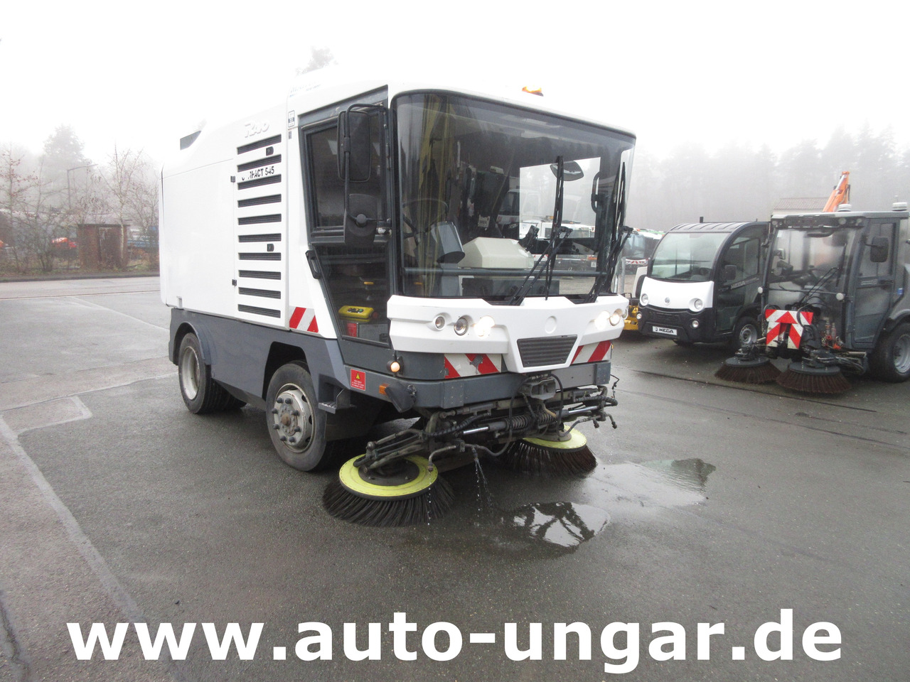 RAVO 545 Compact Kehrmaschine 5m³ Kommunalfahrzeug Baujahr 2010 streetsweeper - Коммунальная/ Специальная техника: фото 1 RAVO 545 Compact Kehrmaschine 5m³ Kommunalfahrzeug Baujahr 2010 streetsweeper - Коммунальная/ Специальная техника: фото 1