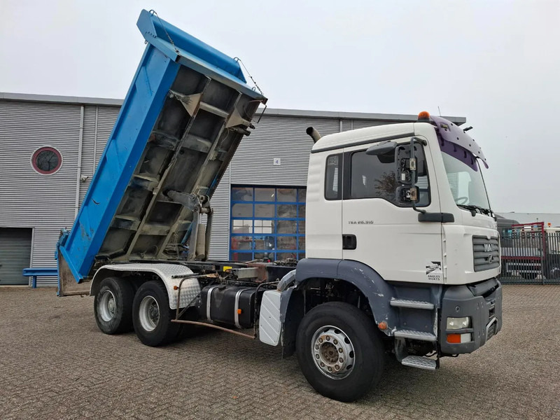 MAN TGA 26.310 / 6X4 / 2XBIG AXLE / 2SIDE TIPPER / ONLY:545423 KM / TUV:06-05-2026 / FULL-STEEL / AIRCO / MANUAL / EURO-4 / 2005 - Самосвал: фото 5 MAN TGA 26.310 / 6X4 / 2XBIG AXLE / 2SIDE TIPPER / ONLY:545423 KM / TUV:06-05-2026 / FULL-STEEL / AIRCO / MANUAL / EURO-4 / 2005 - Самосвал: фото 5