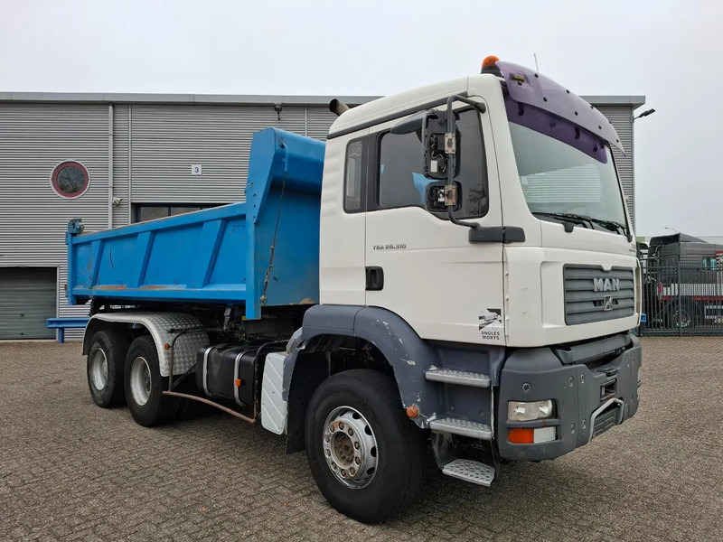 MAN TGA 26.310 / 6X4 / 2XBIG AXLE / 2SIDE TIPPER / ONLY:545423 KM / TUV:06-05-2026 / FULL-STEEL / AIRCO / MANUAL / EURO-4 / 2005 - Самосвал: фото 4 MAN TGA 26.310 / 6X4 / 2XBIG AXLE / 2SIDE TIPPER / ONLY:545423 KM / TUV:06-05-2026 / FULL-STEEL / AIRCO / MANUAL / EURO-4 / 2005 - Самосвал: фото 4