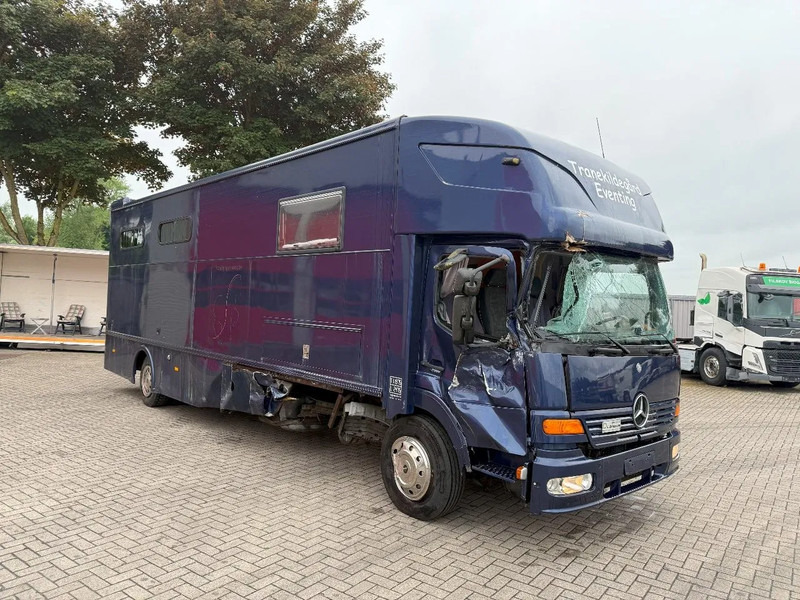 Mercedes-Benz Atego 1223 / ENGINE RUNNING / ONLY:159450 KM / HORSETRUCK / HEATED BOX / WATERTANK / LIVING ROOM / EURO-2 / MANUAL / 1998 - Коневоз: фото 2 Mercedes-Benz Atego 1223 / ENGINE RUNNING / ONLY:159450 KM / HORSETRUCK / HEATED BOX / WATERTANK / LIVING ROOM / EURO-2 / MANUAL / 1998 - Коневоз: фото 2