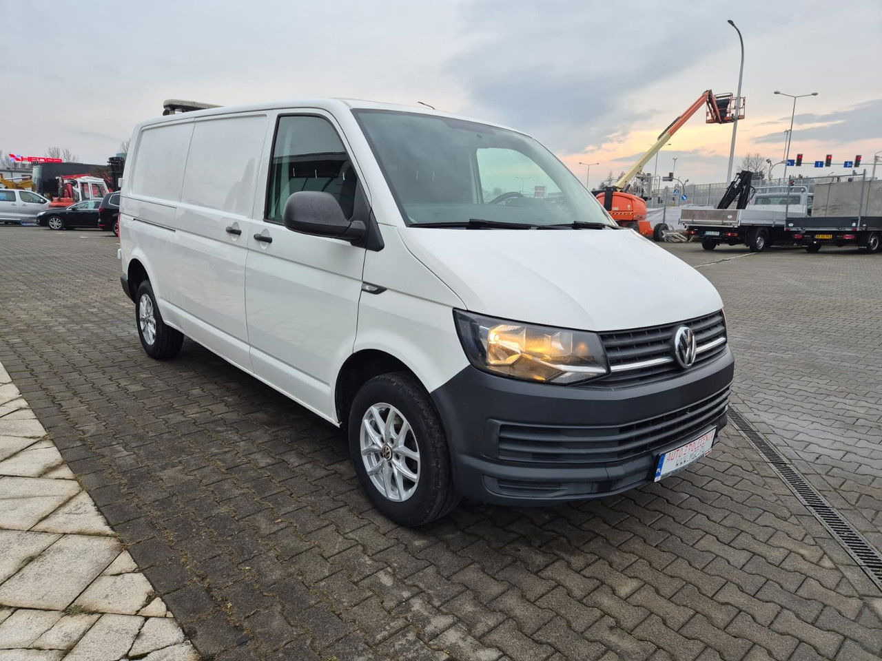 Volkswagen Transporter T6 2.0 TDi DSG / 1 Owner / Long / Serviced - Легковой фургон: фото 4 Volkswagen Transporter T6 2.0 TDi DSG / 1 Owner / Long / Serviced - Легковой фургон: фото 4