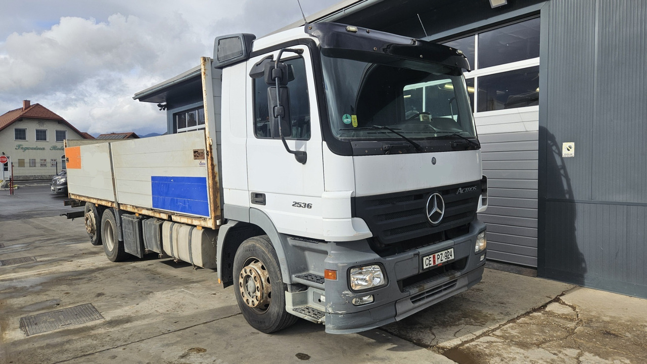 Mercedes-Benz Actros 2536 L 6x2 stake body - lifting axle - Грузовик бортовой/ Платформа: фото 1 Mercedes-Benz Actros 2536 L 6x2 stake body - lifting axle - Грузовик бортовой/ Платформа: фото 1