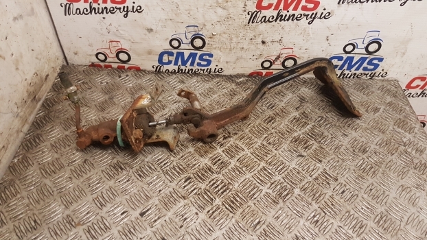Case International 856 Xl Clutch Pedal Slave Cylinder 3234618r1, 1500215c92 - Цилиндр сцепления для Тракторов: фото 1 Case International 856 Xl Clutch Pedal Slave Cylinder 3234618r1, 1500215c92 - Цилиндр сцепления для Тракторов: фото 1