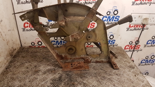 Кабина и интерьер для Тракторов Massey Ferguson 4255 Cab Lift Rear Console Controls 3814519m92: фото 6