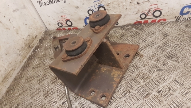 Massey Ferguson 690, 698, 699 Cab Suspension Bracket Mounting Rhs 1679774m93 - Подвеска кабины для Тракторов: фото 3 Massey Ferguson 690, 698, 699 Cab Suspension Bracket Mounting Rhs 1679774m93 - Подвеска кабины для Тракторов: фото 3