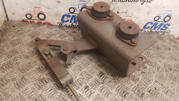 Massey Ferguson 690, 698, 699 Cab Suspension Bracket Mounting Rhs 1679774m93 - Подвеска кабины для Тракторов: фото 2 Massey Ferguson 690, 698, 699 Cab Suspension Bracket Mounting Rhs 1679774m93 - Подвеска кабины для Тракторов: фото 2