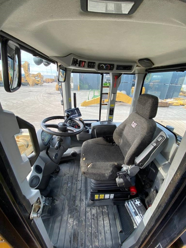 Колёсный погрузчик CAT 938 M (Bucket + Forks): фото 12 Колёсный погрузчик CAT 938 M (Bucket + Forks): фото 12