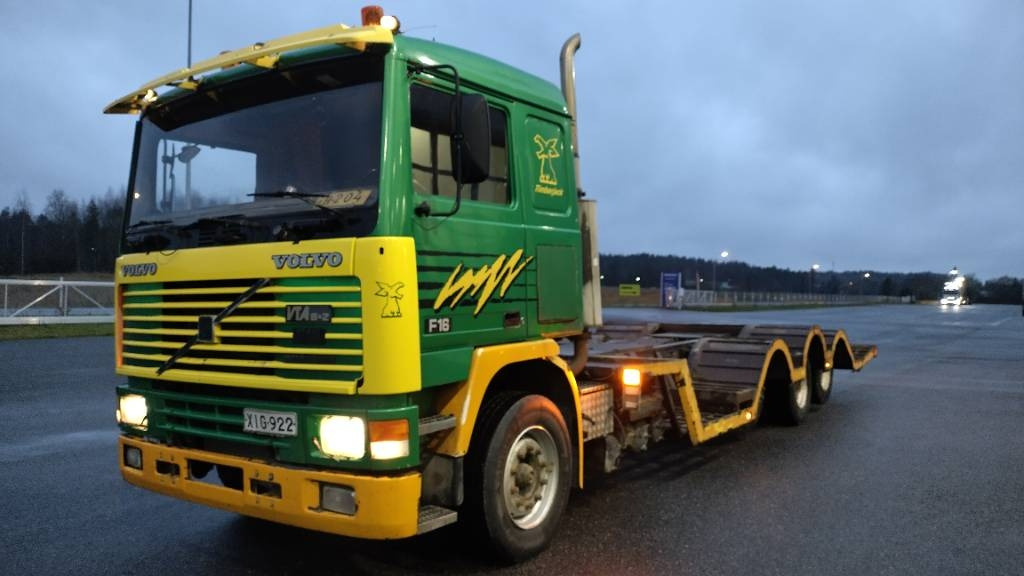 Volvo F16 8x2 metsäkone ritilä, rautajouset,hydr.perä - Лесовоз: фото 1 Volvo F16 8x2 metsäkone ritilä, rautajouset,hydr.perä - Лесовоз: фото 1